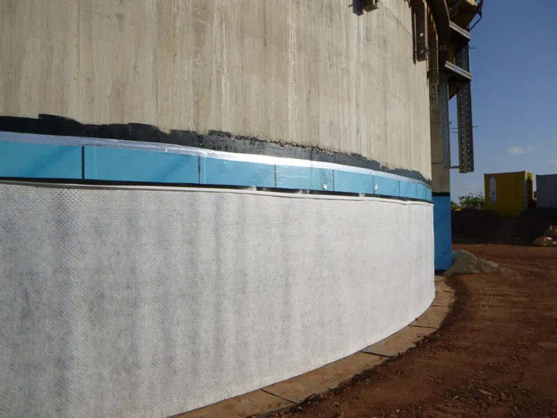 Tank wall membrane protection fabric layers