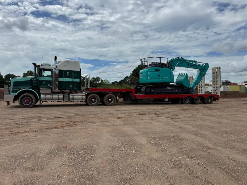 Kenworth float carrying Wombarra excavator
