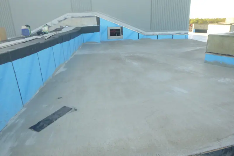 Parapet membrane upstands with screeded roof deck ready for topping