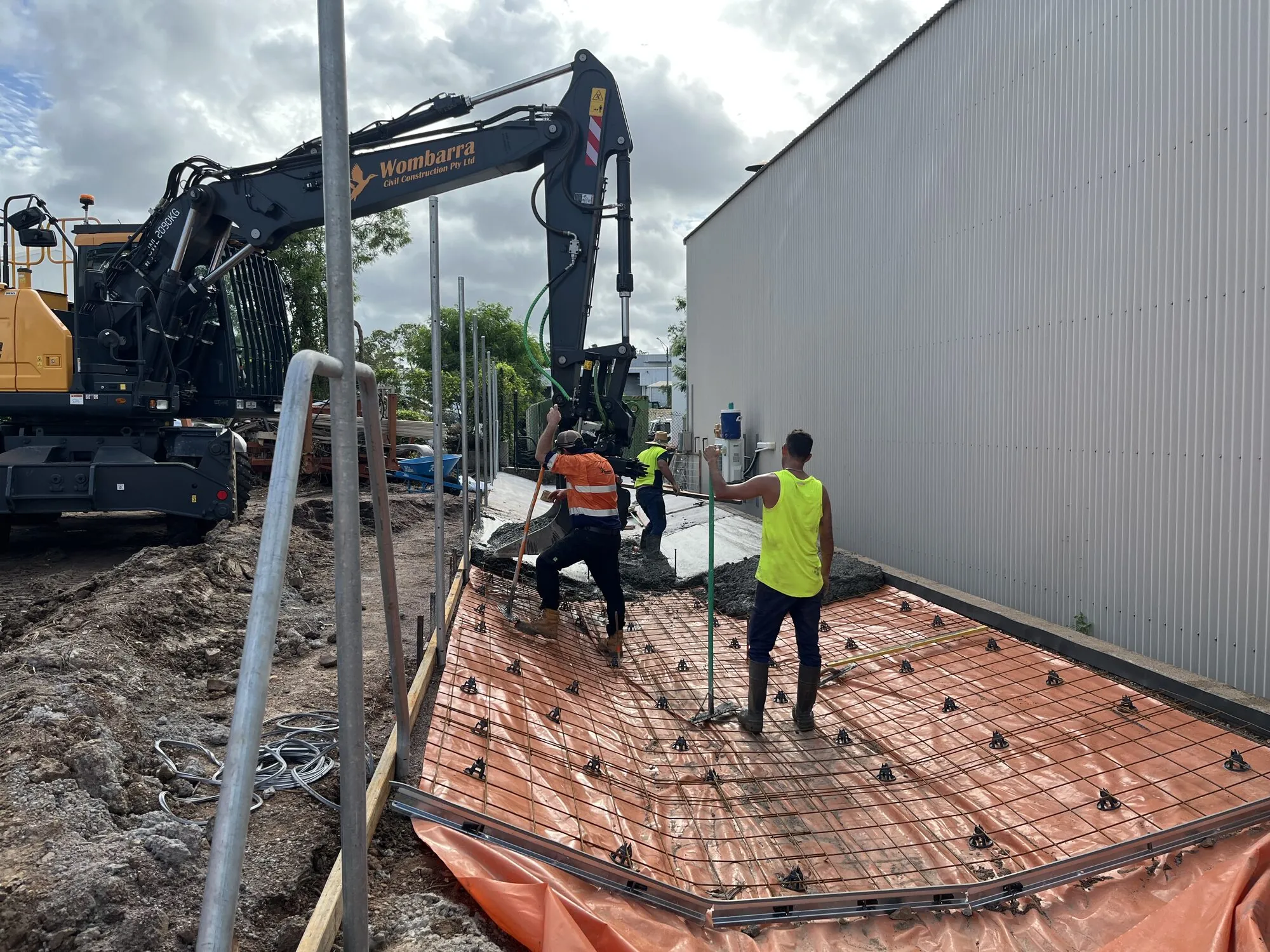 Wombarra concrete crew pouring and screeding a reinforced slab